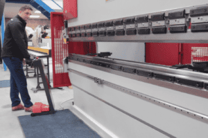 Image of the press brake beam being lowered and referenced