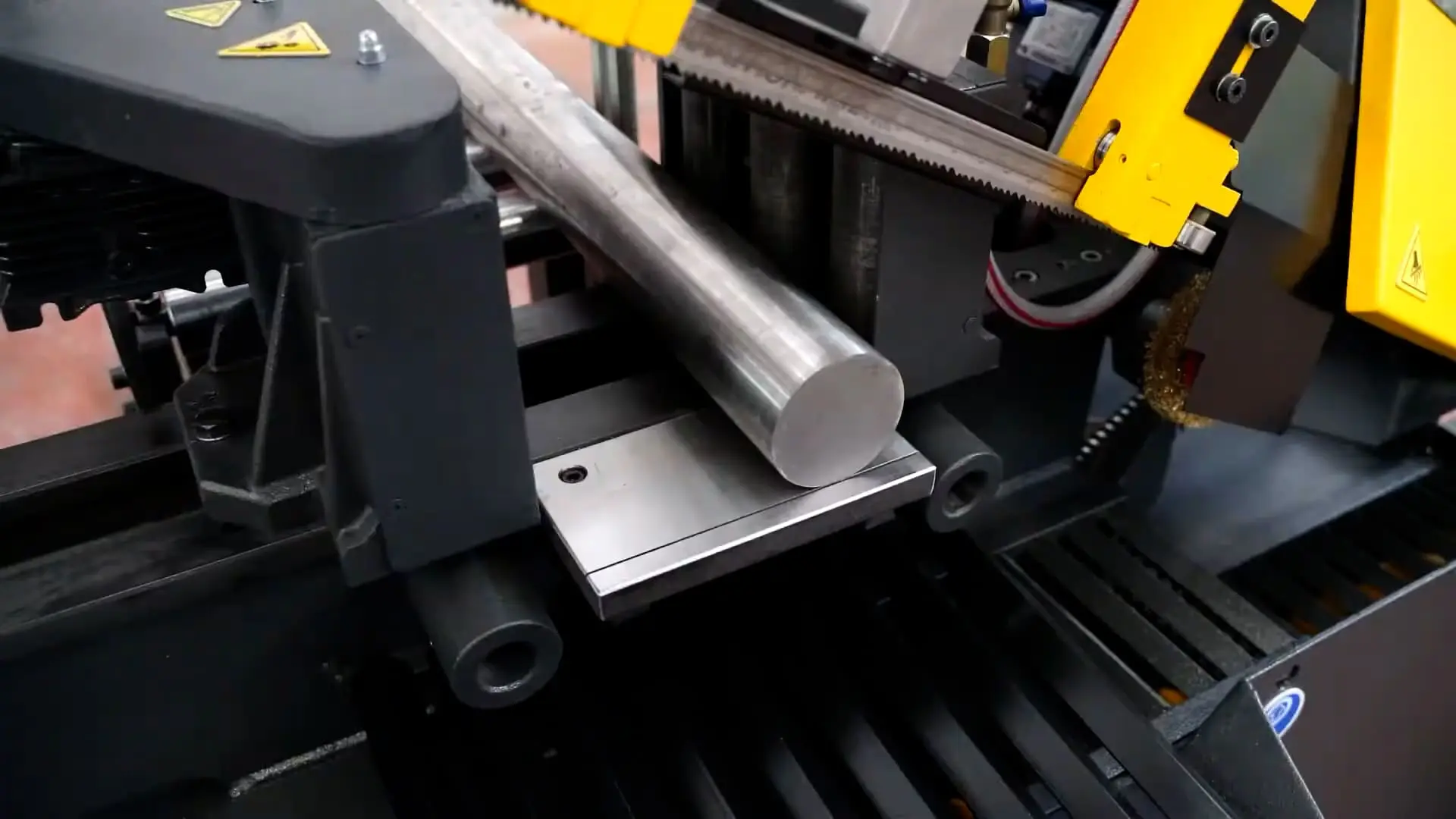 5-Tips-To-Make-Your-Bandsaw-Blade-Last-Longer-1024x683.jpg Metal-cutting bandsaw cutting a large round steel bar